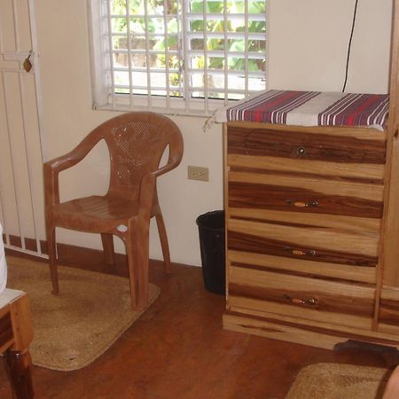 Finjam Cottage Port Antonio Habitación foto