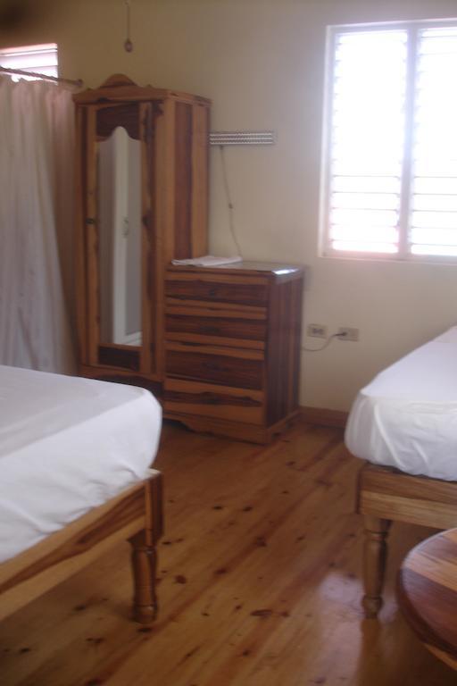 Finjam Cottage Port Antonio Habitación foto