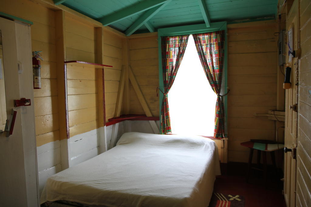 Finjam Cottage Port Antonio Habitación foto